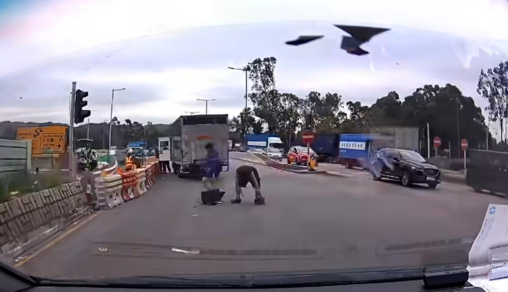 元朗發生驚險交通意外,一名男子從行駛中的貨車跌出。(fb「車cam L(香港群組)」截圖)