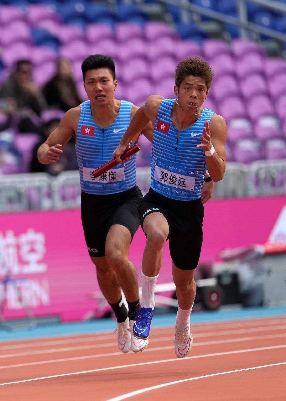 全運會男子4X100米接力預賽,李康傑交捧予郭俊廷一刻。(新華社)