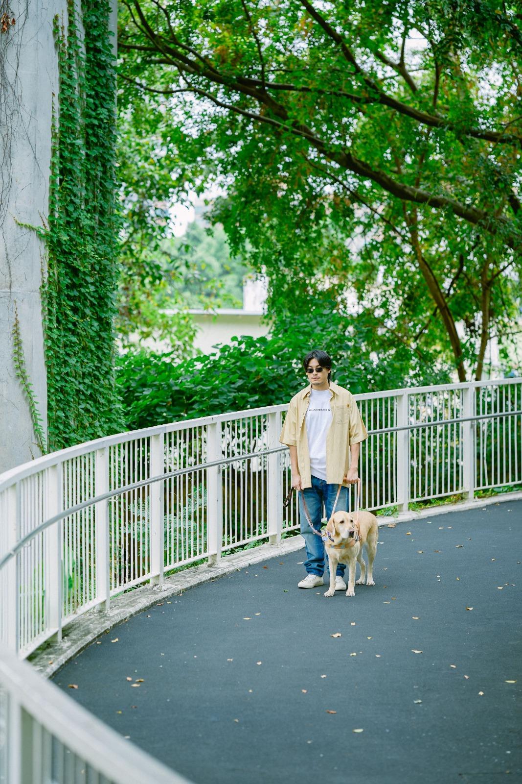 MV講述視障人士在最初領養導盲犬時對於導盲犬並未存在信任。