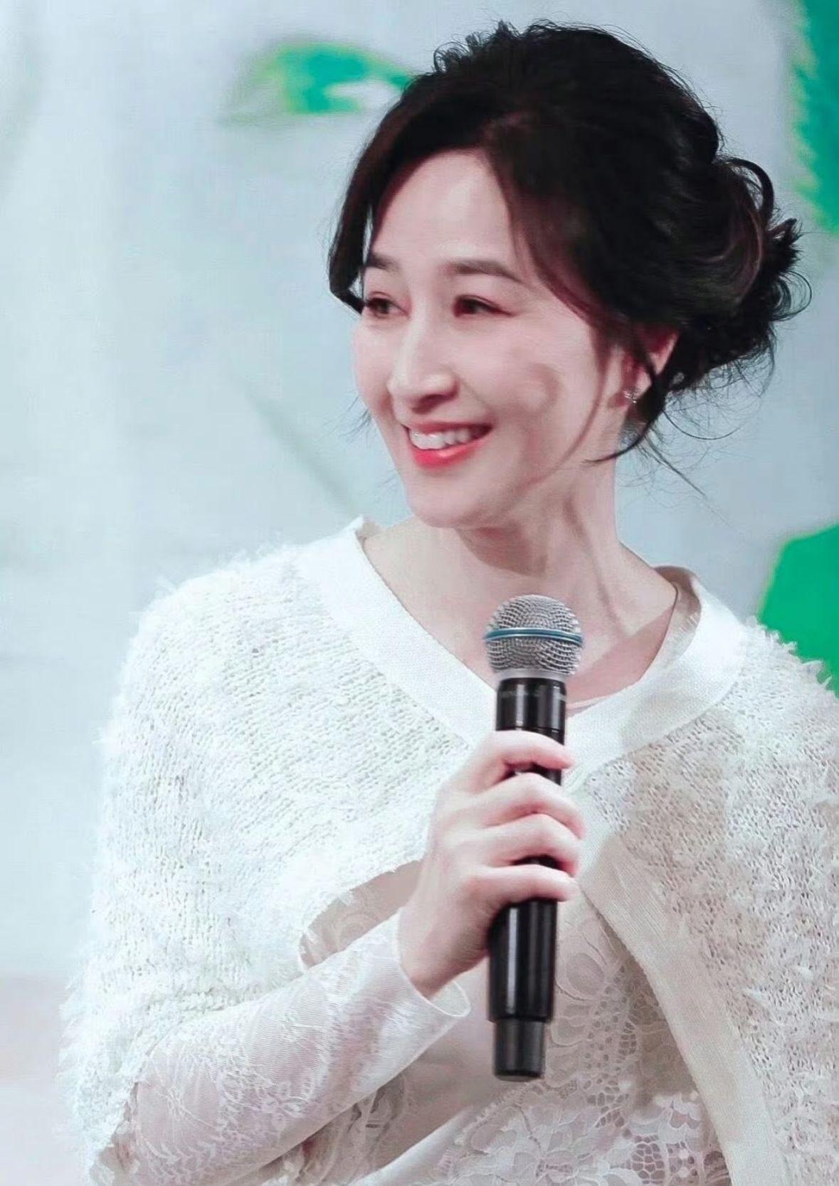 娥姐當天身穿白色長裙配小披肩登場仙氣十足。