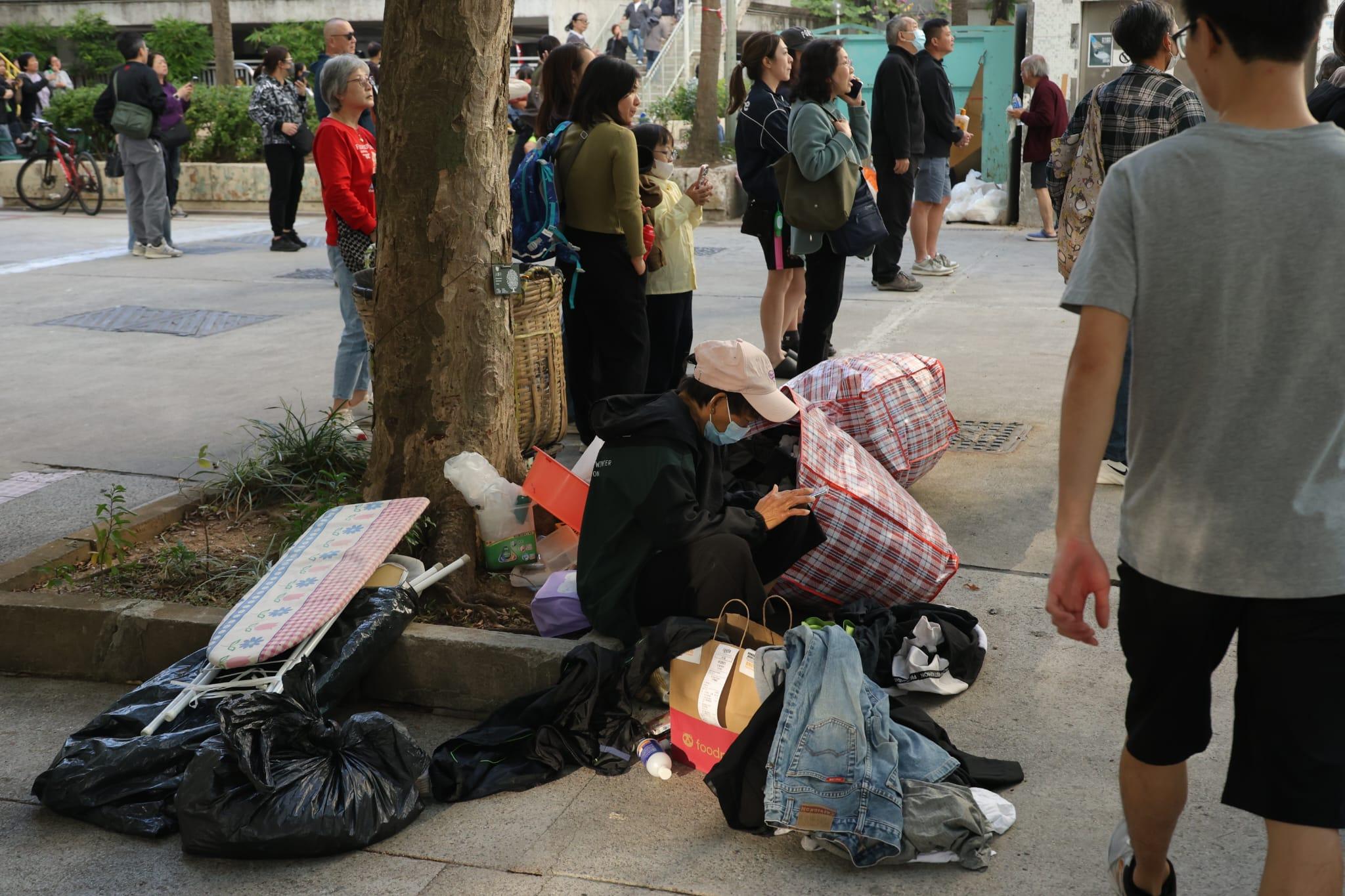 大埔宏福苑宏昌閣外牆棚架起火,消防將火警升為四級,大批居民前往安全地方暫避。 (林俊源攝)