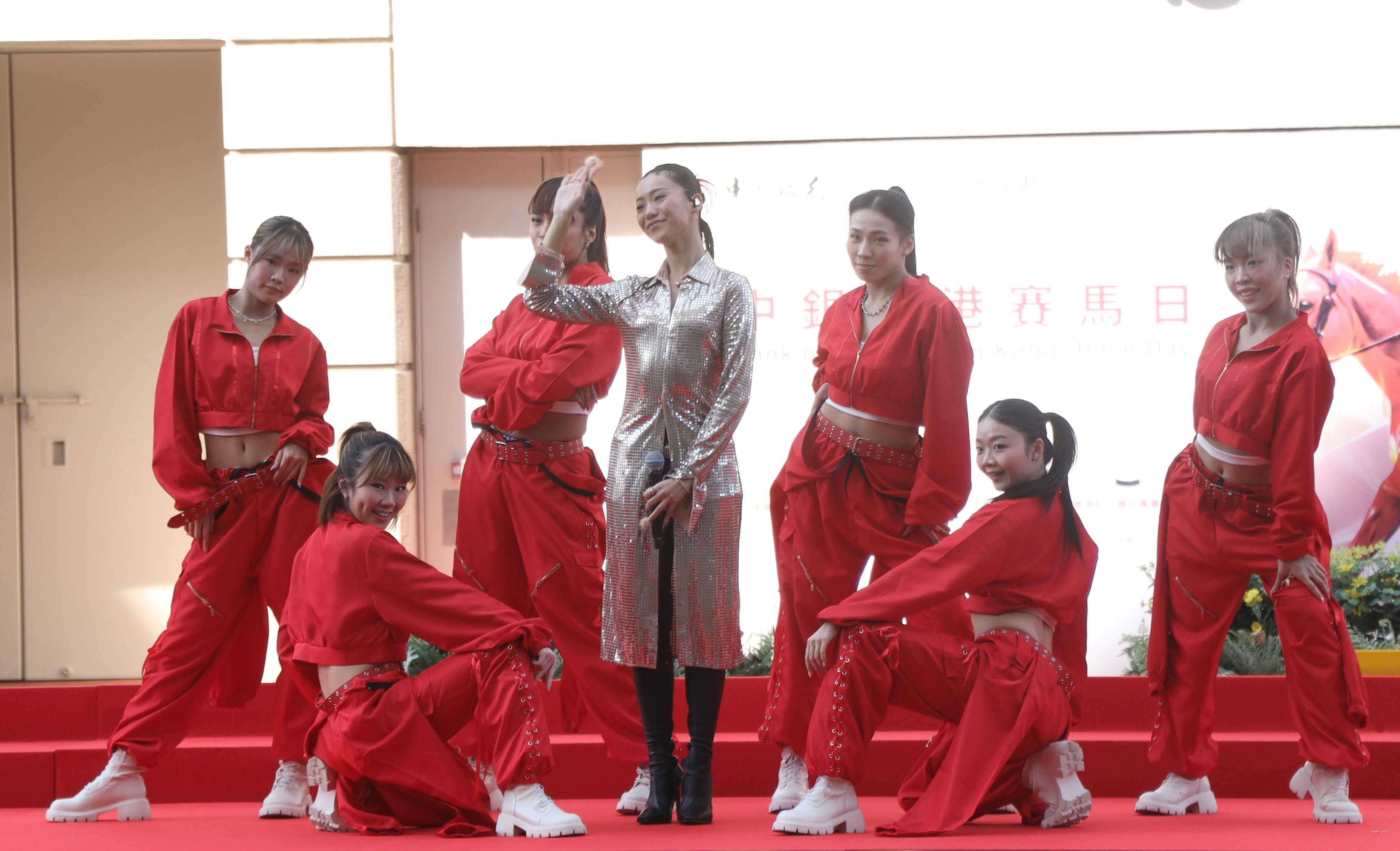 JACE第一次擔任賽馬活動表演嘉賓,獻唱《天生二品》、《Long D》兩首作品。(娛樂組攝)