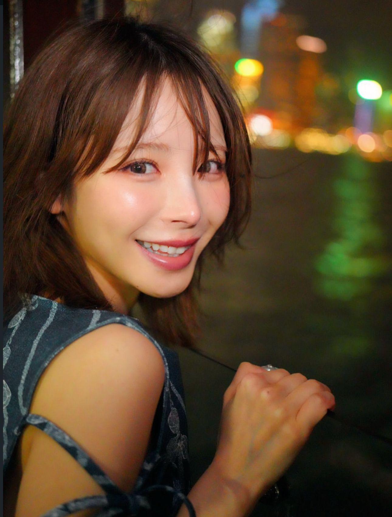 桃乃木抵港即瘋狂打卡。