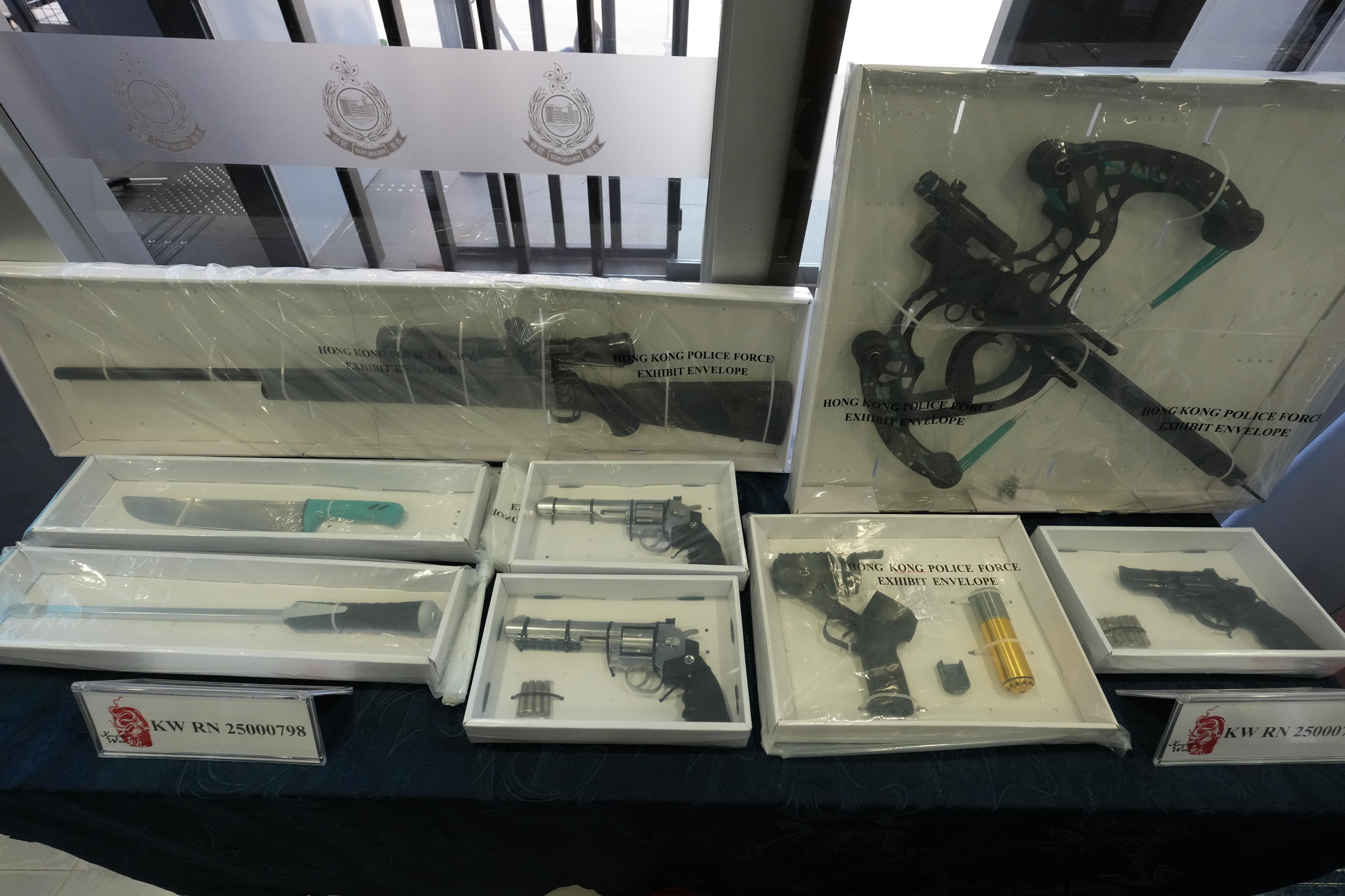 海關毒品調查科人員在土瓜灣定安大廈掃毒期間遇襲,3名關員遭菜刀斬傷,疑兇潛逃六日後在元朗被捕。警方在涉事單位檢獲一把刀、五支氣槍、一把弩和一批市值約180萬元的毒品,包括約4公斤海洛英、約40克氯胺酮及15克冰毒,在場走廊位置檢獲一把染血利刀。