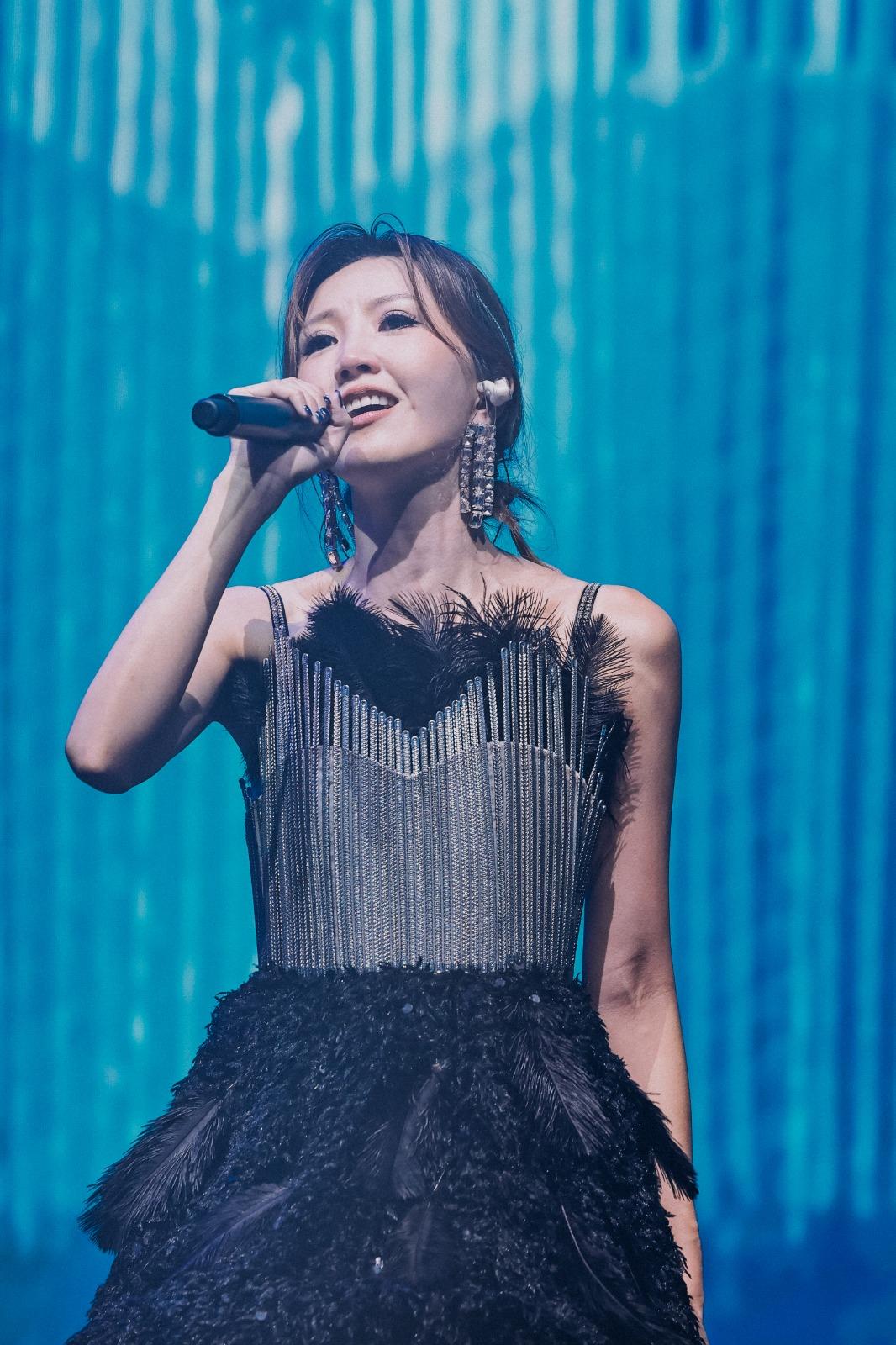 Jinny把她所有首本名曲也帶到佛山送給當地歌迷。