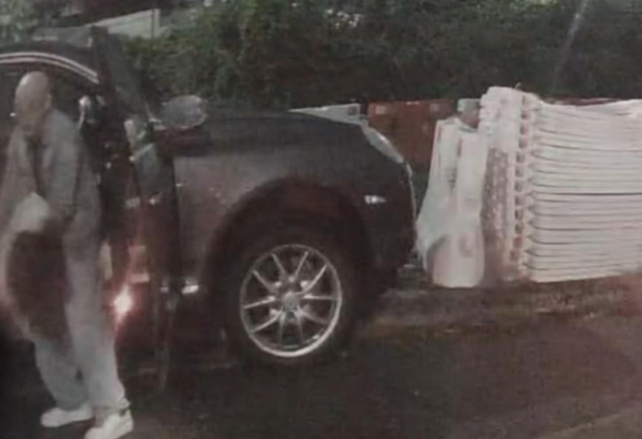 一名光頭男子疑將女伴打至暈倒。(fb「香港馬路炸彈資料庫」截圖)