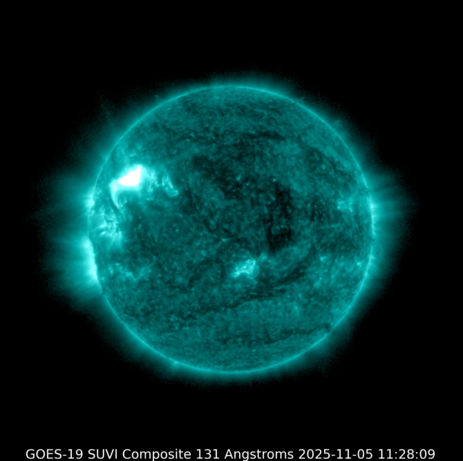 圖中左面白色光為太陽耀斑。