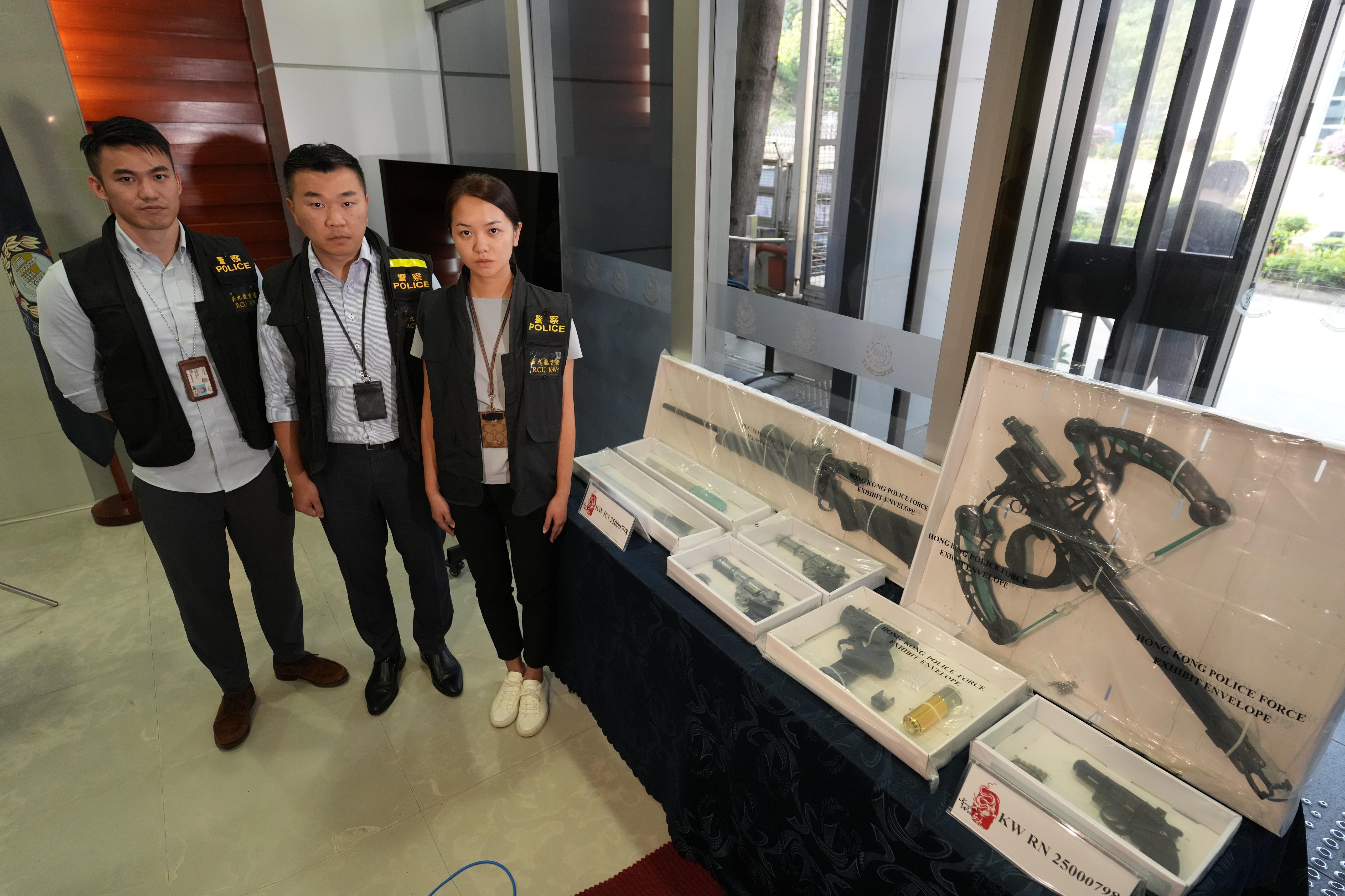 海關毒品調查科人員在土瓜灣定安大廈掃毒期間遇襲,3名關員遭菜刀斬傷,疑兇潛逃六日後在元朗被捕。警方在涉事單位檢獲一把刀、五支氣槍、一把弩和一批市值約180萬元的毒品,包括約4公斤海洛英、約40克氯胺酮及15克冰毒,在場走廊位置檢獲一把染血利刀。