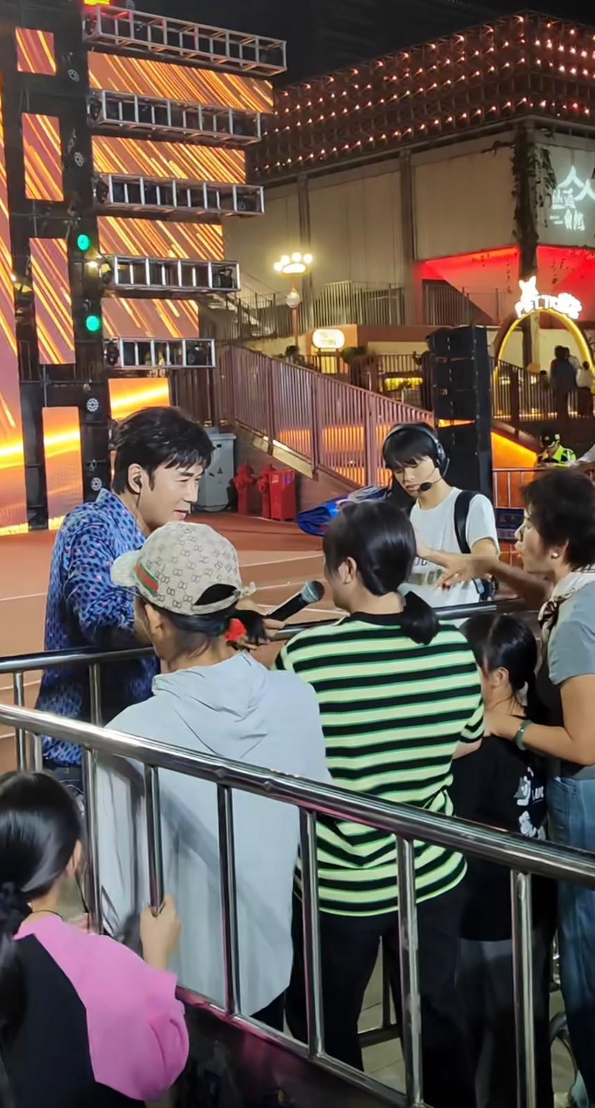 盧慶輝與觀眾合唱,炒熱氣氛。