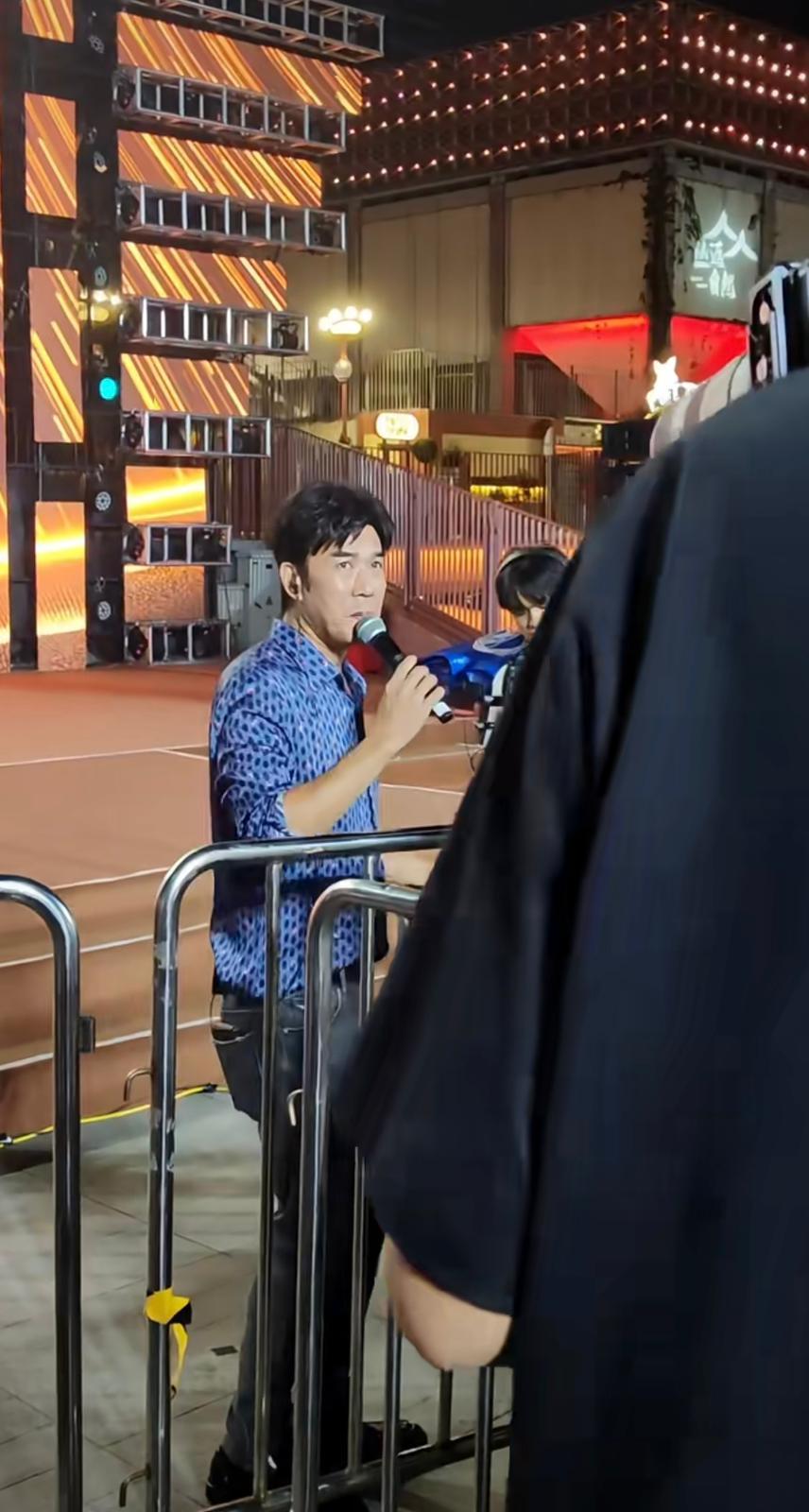 盧慶輝與觀眾合唱,炒熱氣氛。