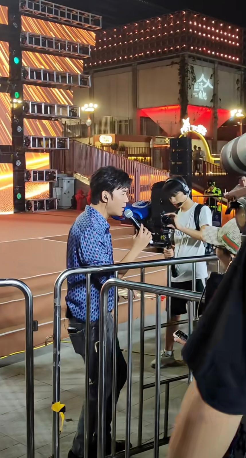 盧慶輝與觀眾合唱,炒熱氣氛。