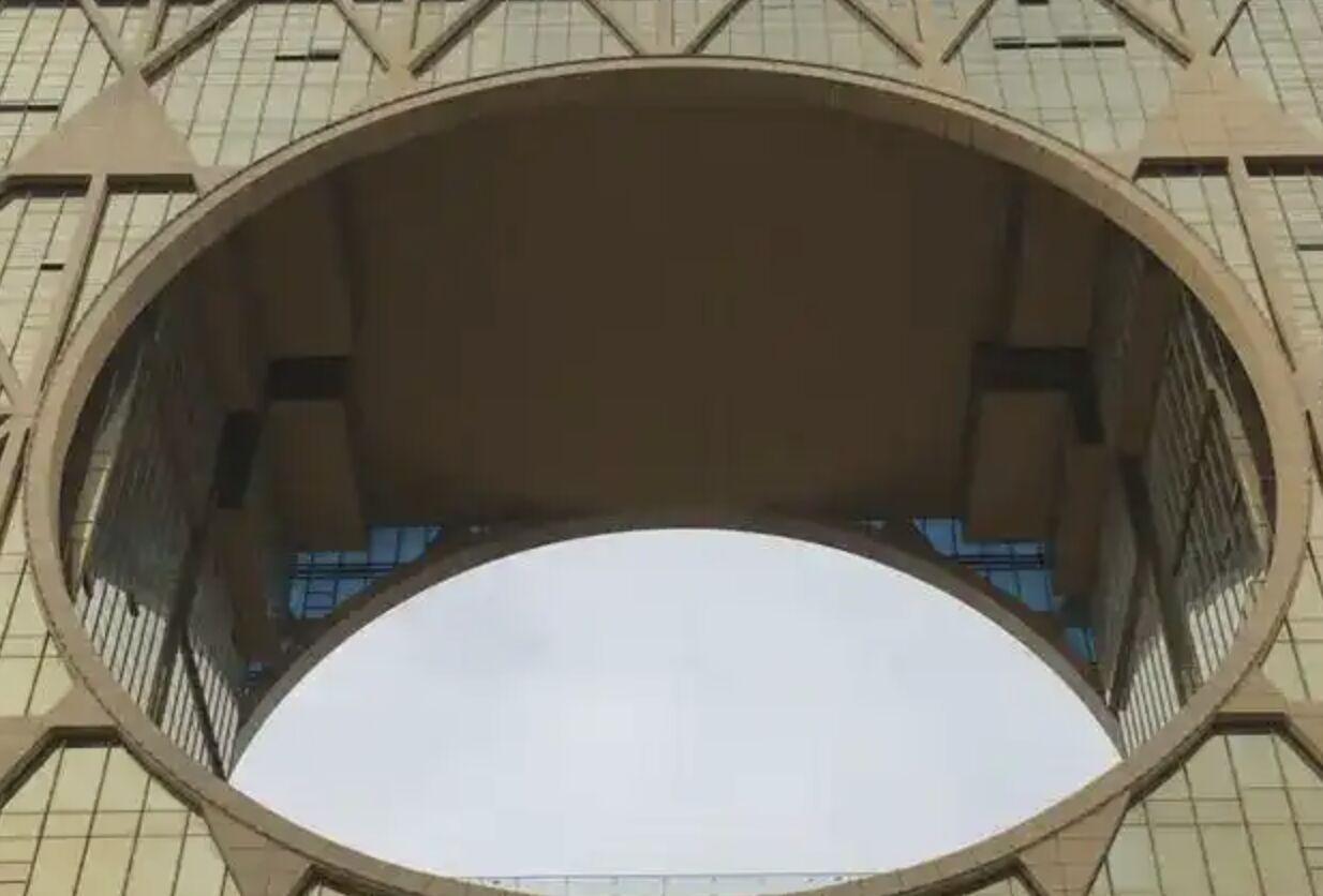 廣州圓大廈被民間稱為「銅錢大廈」。