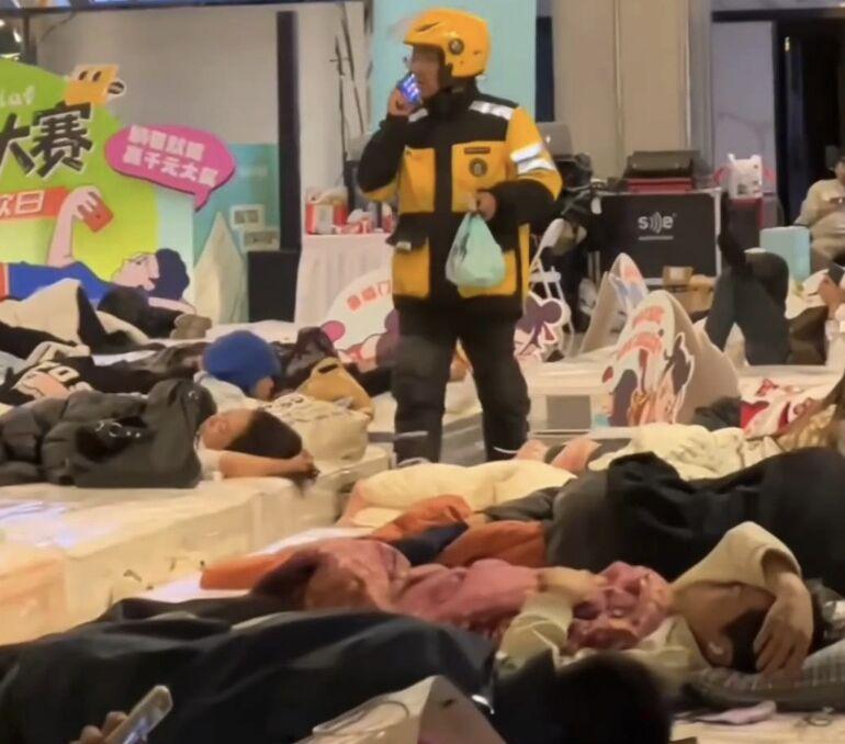 「躺平大賽」比賽時,不時有選手叫外賣補充能量。