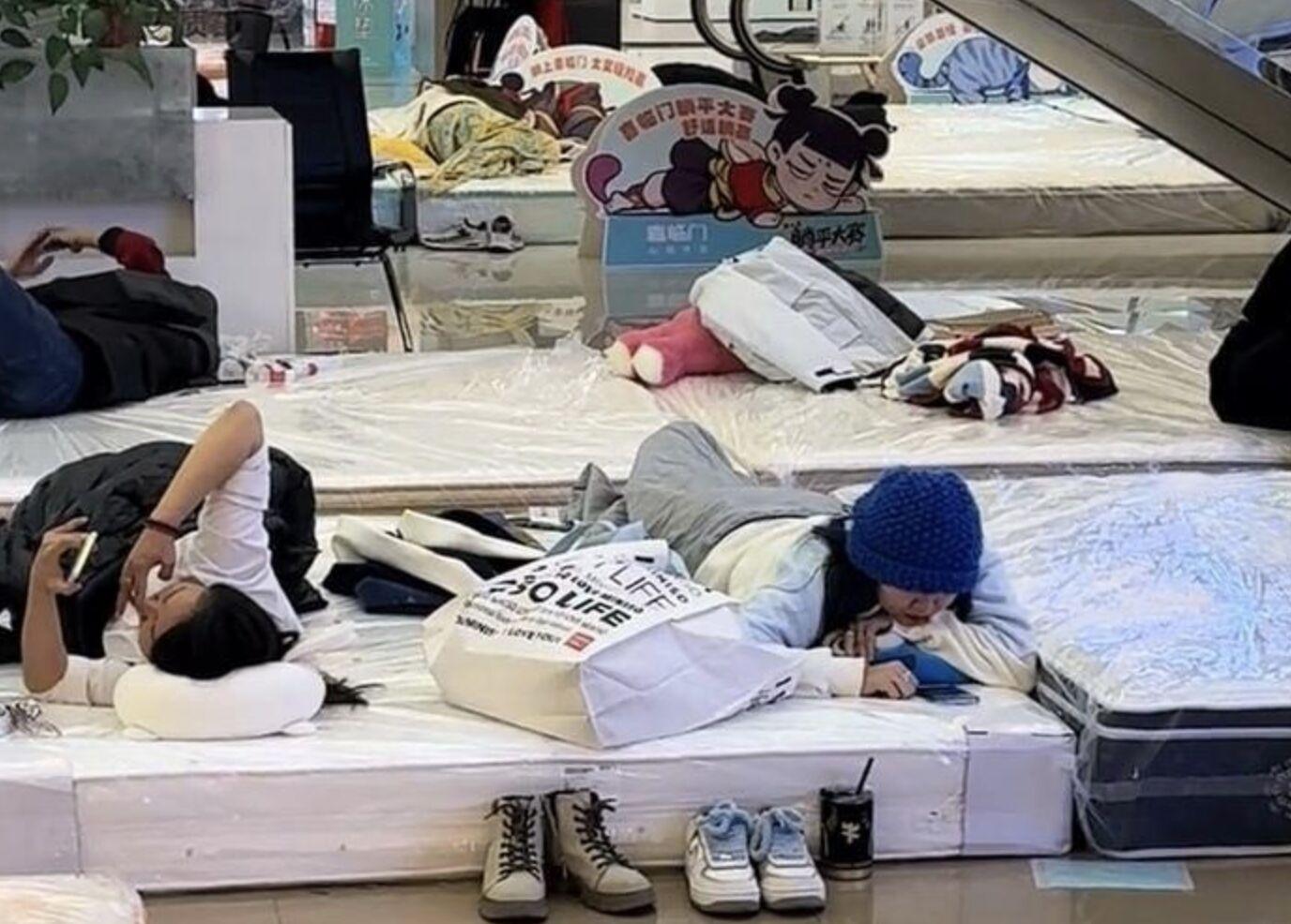 內蒙古包頭市舉辦「躺平大賽」,選手不能去廁所。(微博)