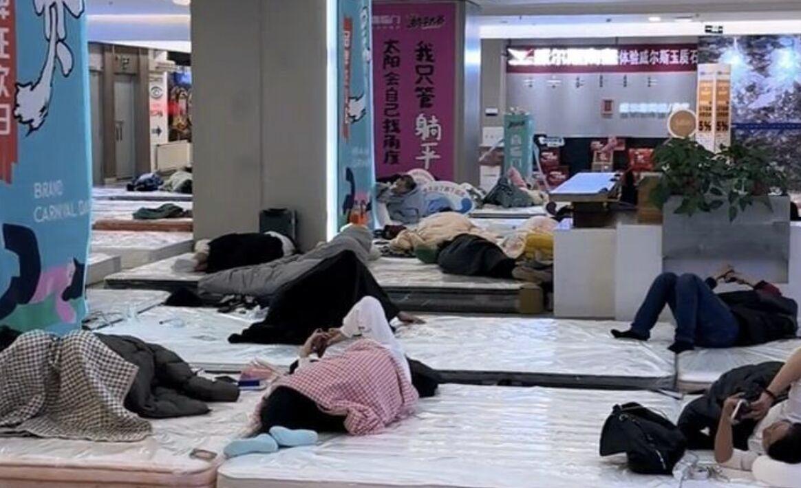 內蒙古包頭市舉辦「躺平大賽」,規則包括不得坐起或離開床墊。(微博)