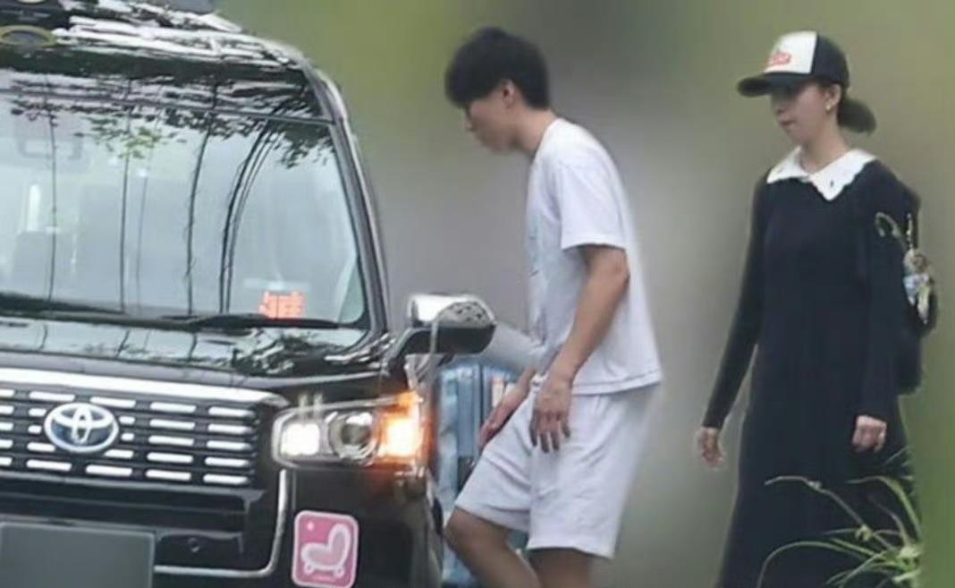 《週刊文春》直擊心美與29歲日本排球國家隊運動員小川智大發展地下情。