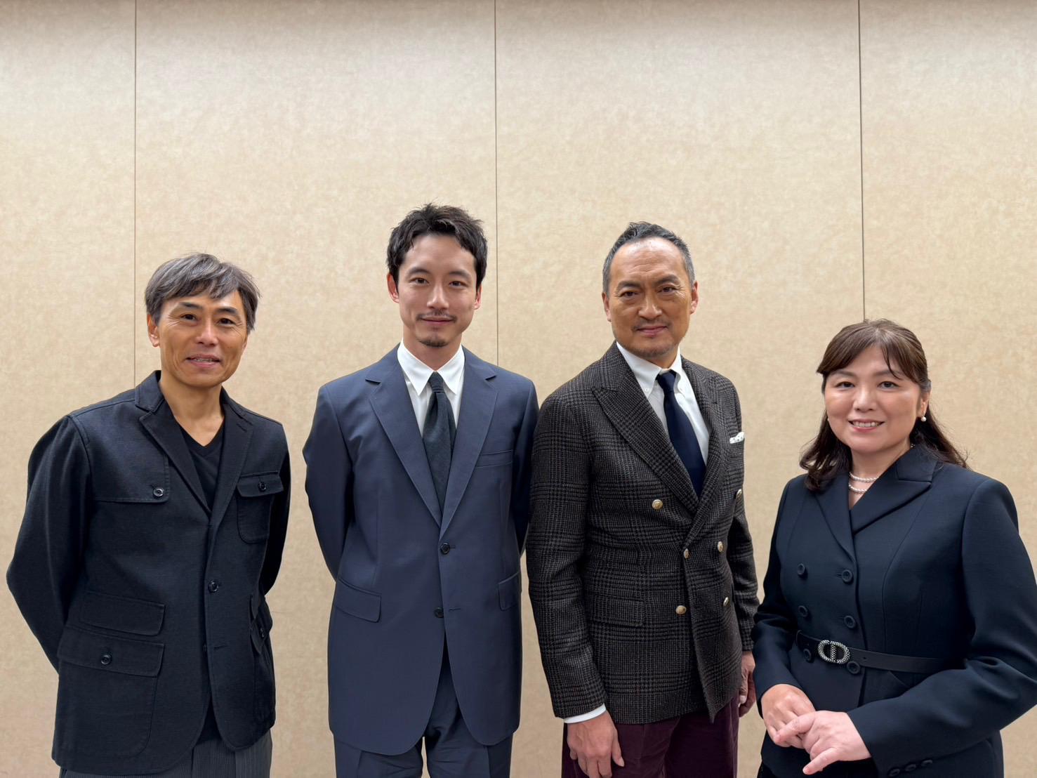 坂口健太郎一改以往的「鹽顏」,換上短髮及留鬚造型登場。