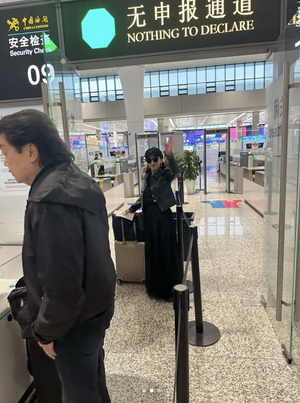 趙雅芝與黃錦燊啟程返港被內地網民捕獲。