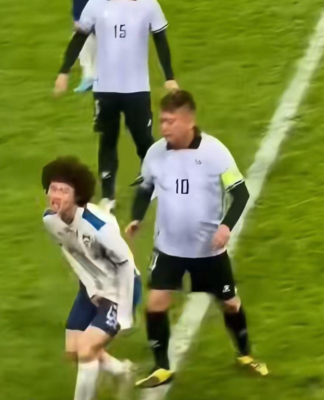 叻哥的對手痛到彎腰表情相當痛苦!