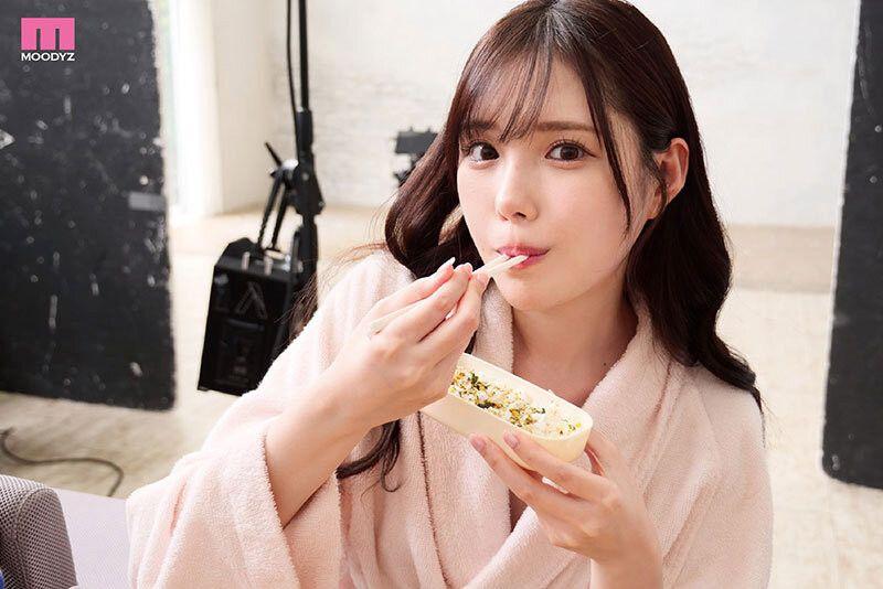 新有菜公開引退宣言後,果然一路開工到2025年年底。