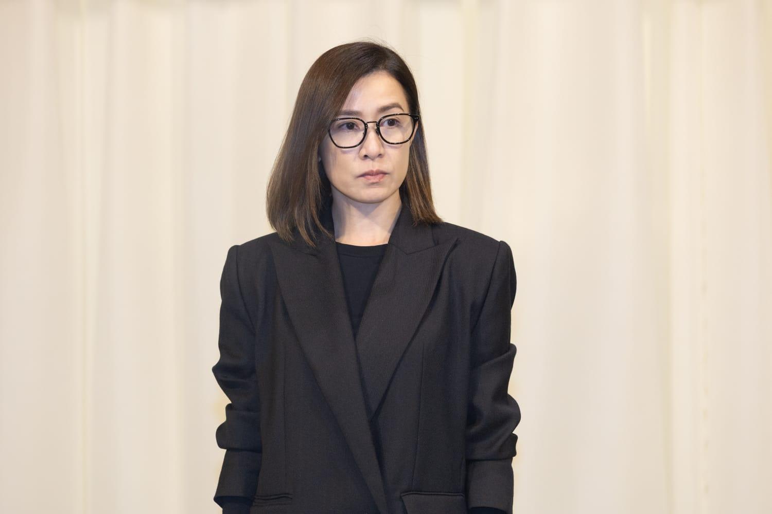 佘詩曼晚上向傳媒表示不受訪,只步出靈堂讓傳媒拍照,情神哀傷。(蘇文傑攝)