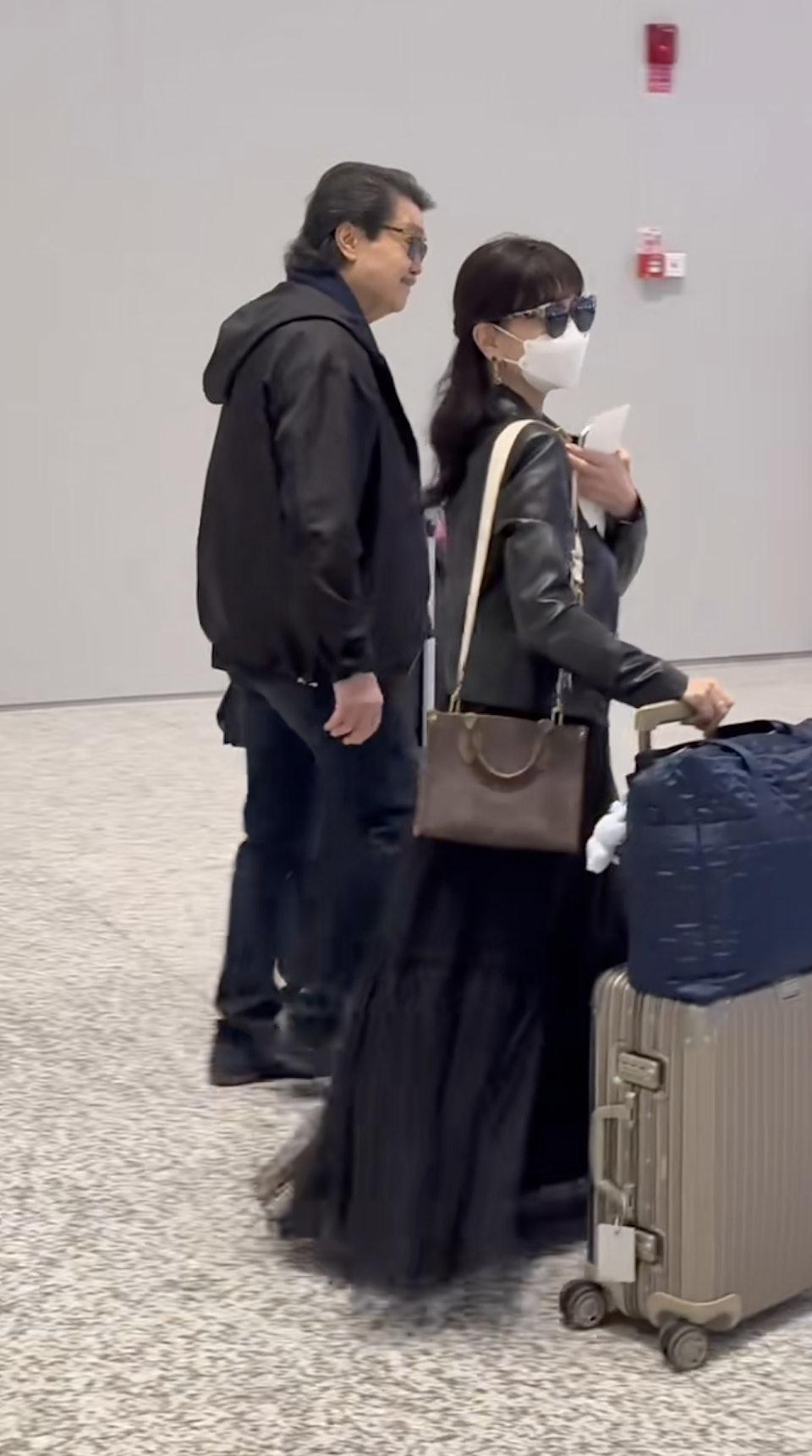 趙雅芝與黃錦燊啟程返港被內地網民捕獲。