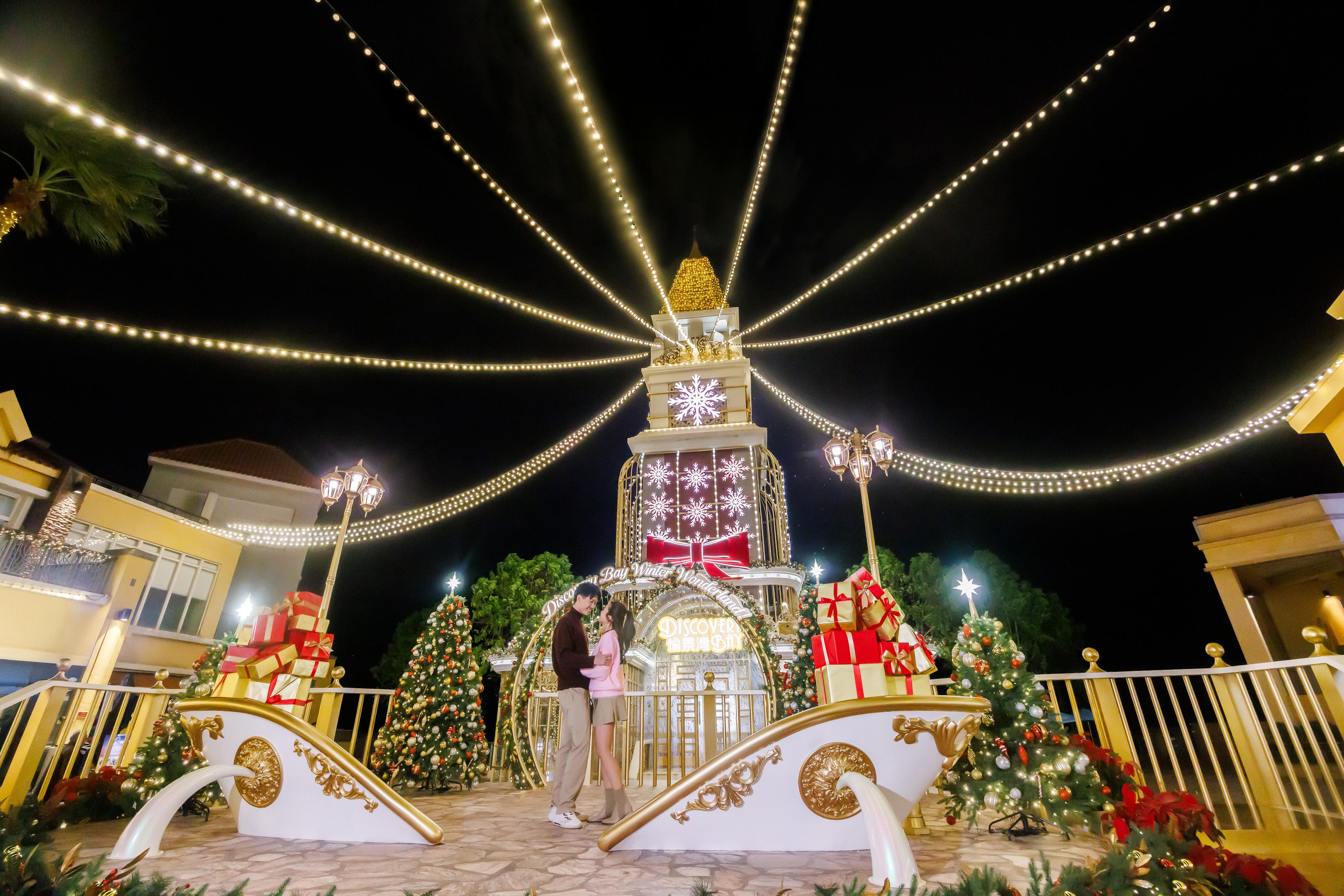 愉景北商場20米高的金色玻璃城堡與鐘樓,靈感來自羅馬的西班牙廣場船之噴泉。