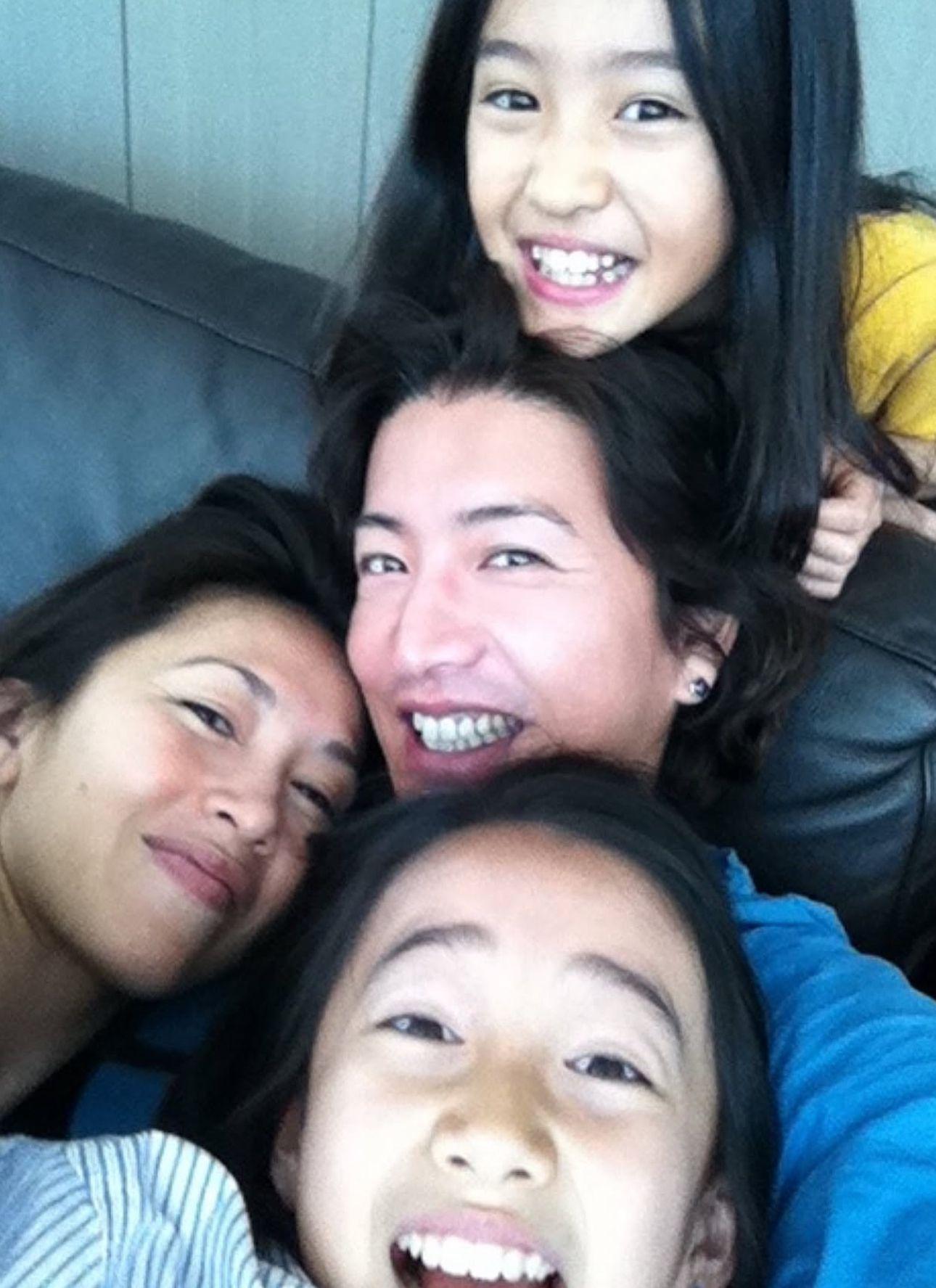 心美貼出一張兒時家庭照。