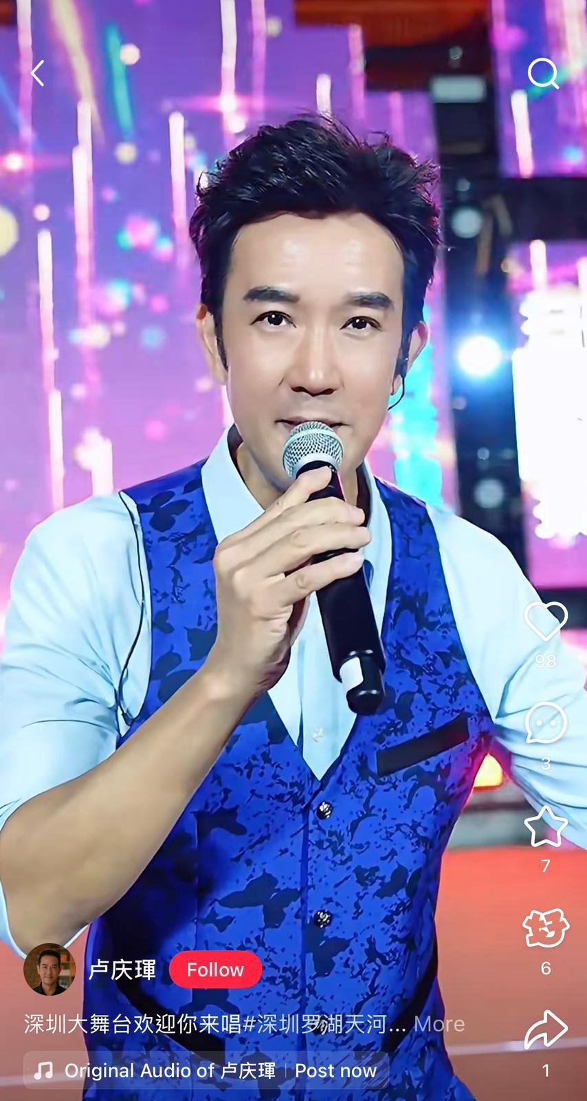 盧慶輝與拍片者互動。