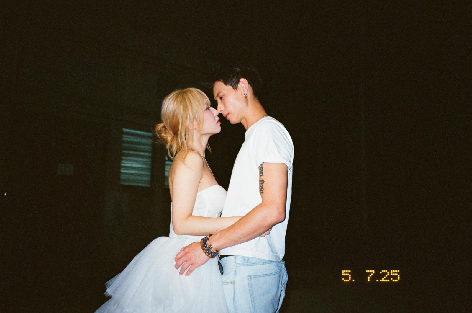 釗彤在MV中與男角有不少親密接觸。