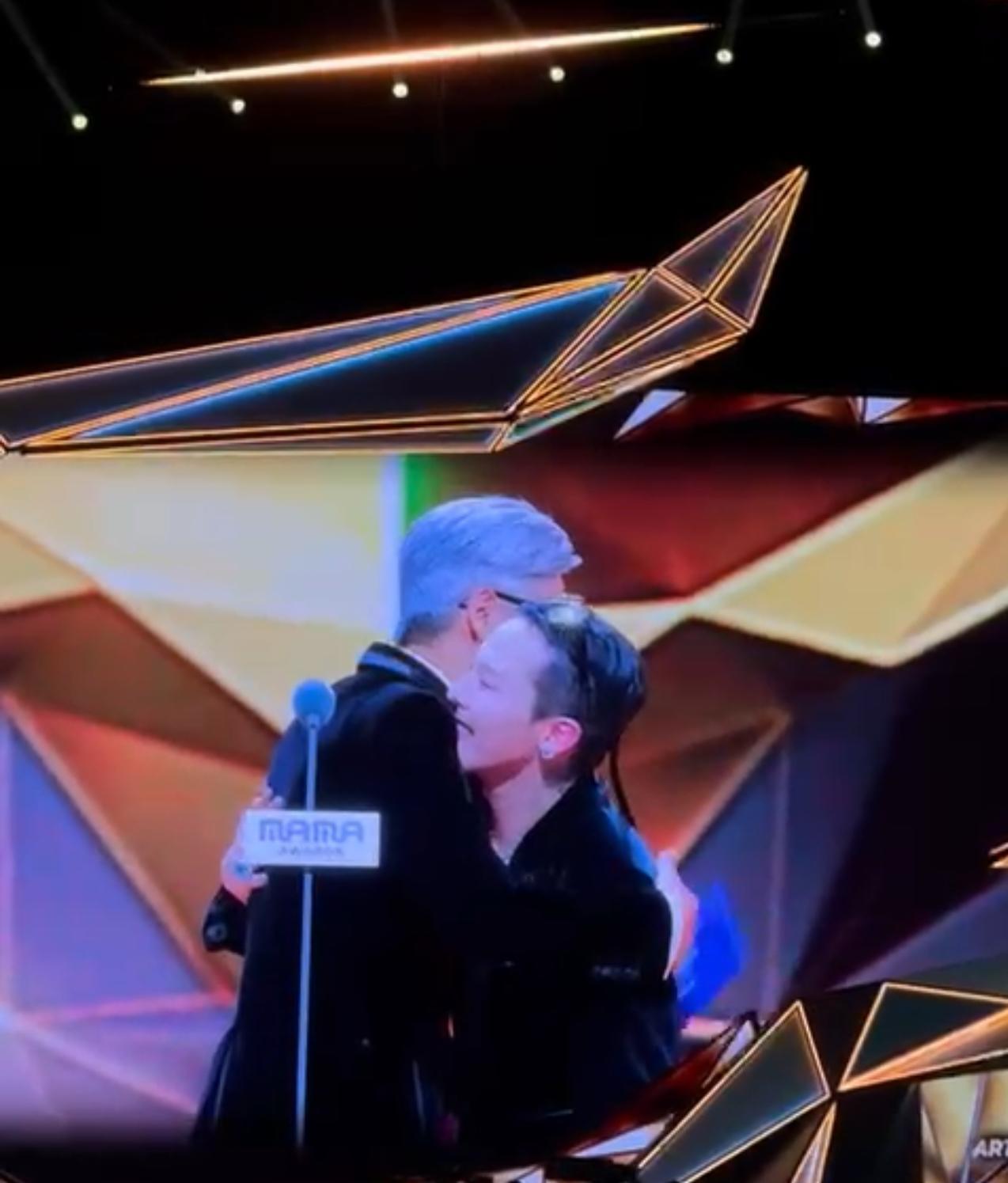 周潤發頒發Artist Of The Year予G-Dragon,兩人擁抱。