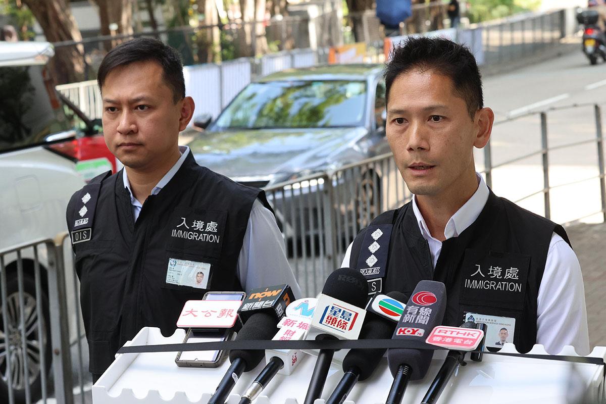 鄧偉業(右)指集團分工非常精細,每名成員負責不同工作崗位。