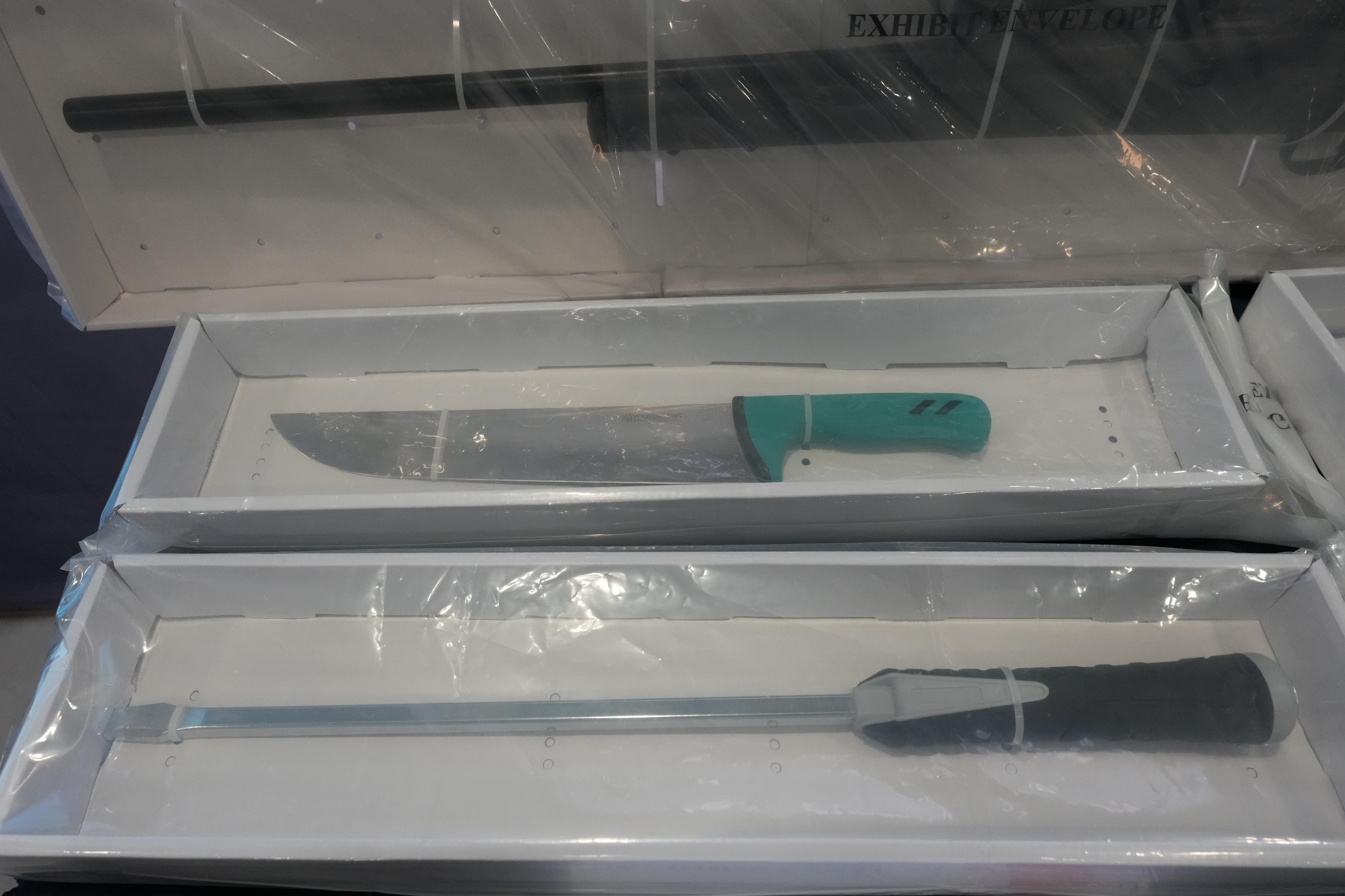 海關毒品調查科人員在土瓜灣定安大廈掃毒期間遇襲,3名關員遭菜刀斬傷,疑兇潛逃六日後在元朗被捕。警方在涉事單位檢獲一把刀、五支氣槍、一把弩和一批市值約180萬元的毒品,包括約4公斤海洛英、約40克氯胺酮及15克冰毒,在場走廊位置檢獲一把染血利刀。