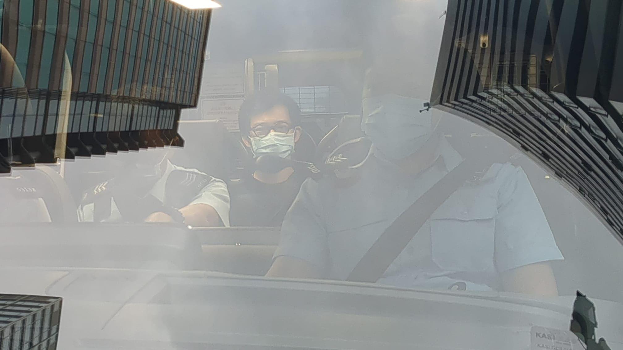 JPEX虛擬貨幣詐騙案,警方落案起訴16人,案件今日提堂。林作乘警車離開北角警署往東區法院應訊。