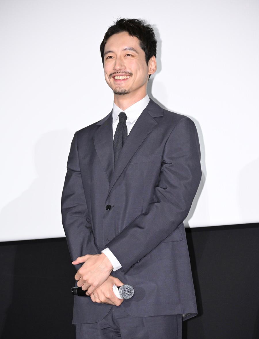 坂口健太郎一改以往的「鹽顏」,換上短髮及留鬚造型登場。