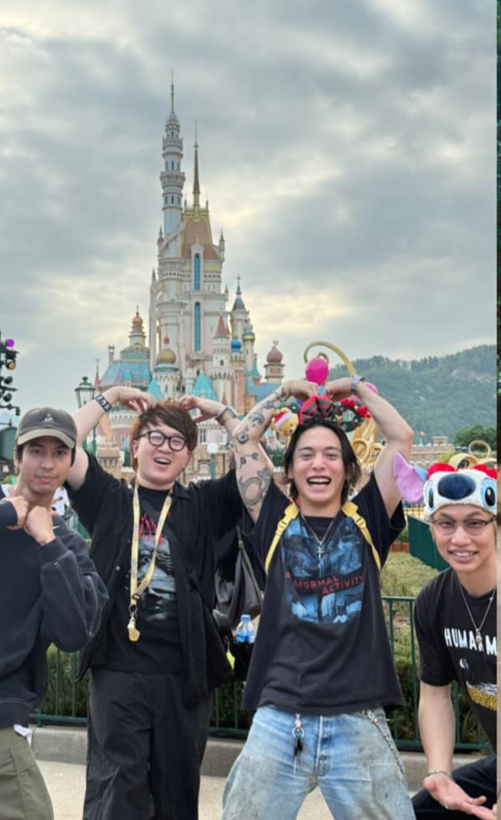 優里與工作人員現身香港迪士尼。