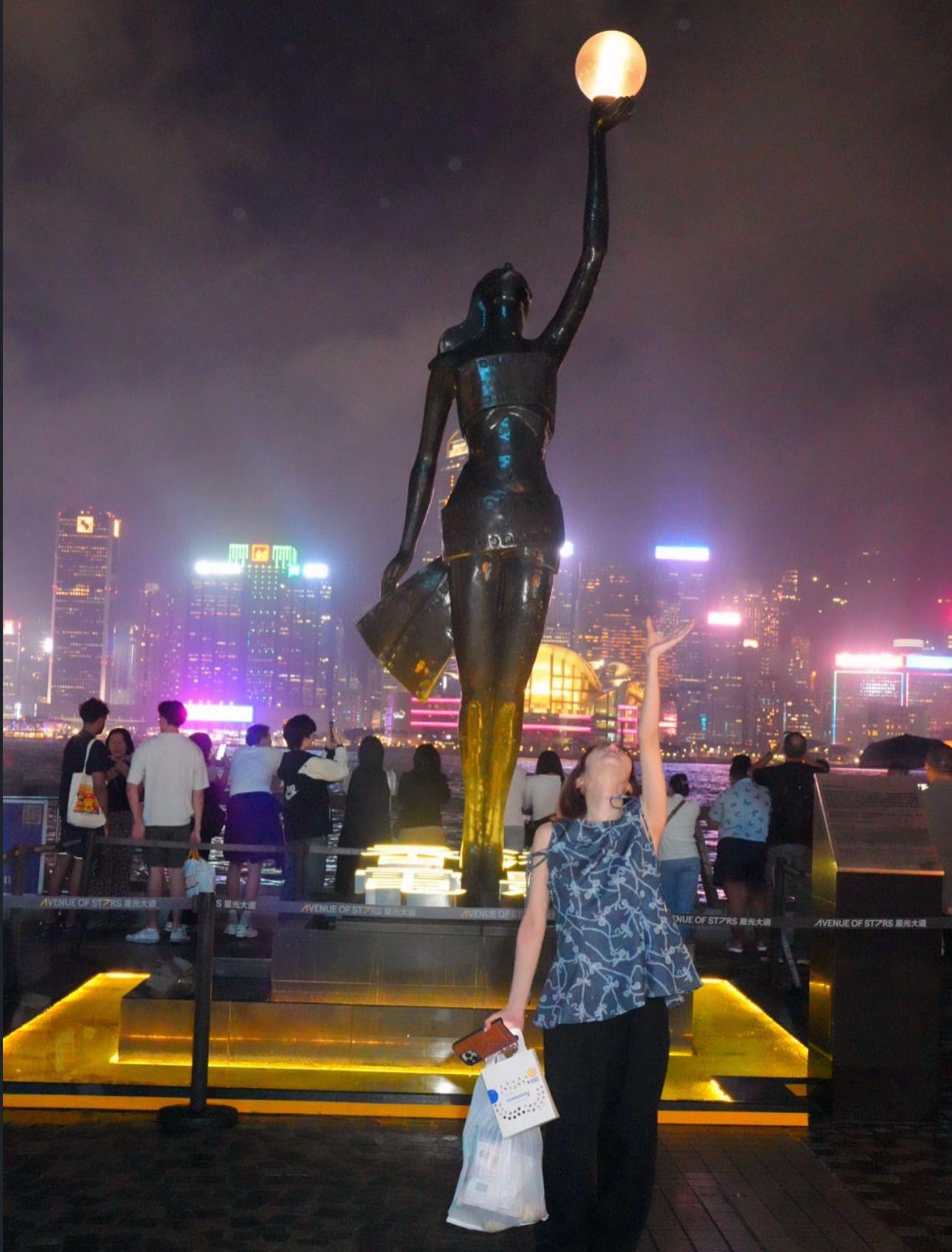 桃乃木香奈睇維港夜景。