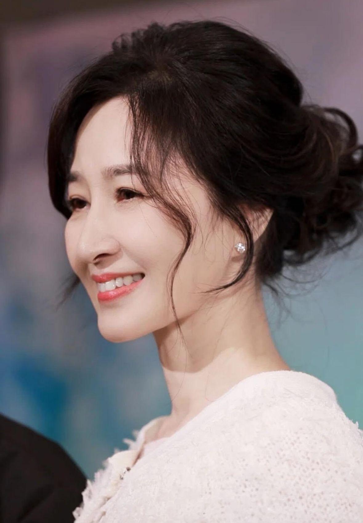 娥姐皮膚相當白滑緊致。