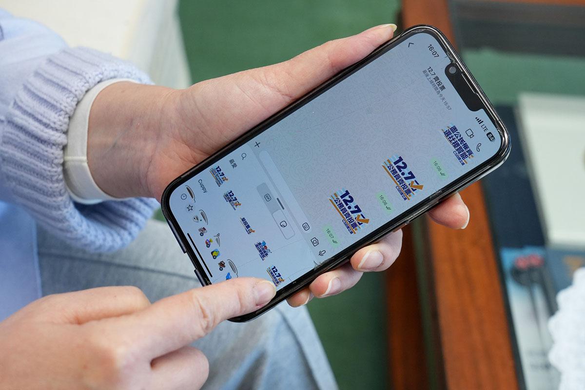 公務員事務局自家製作咗一套貼圖,宣傳立法會換屆選舉12月7日投票。(楊何蓓茵FB)