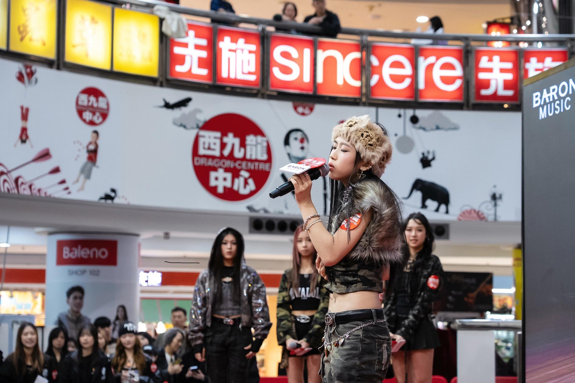 隊長Casey選擇表演魔術,之後有唱歌獻給樂迷。