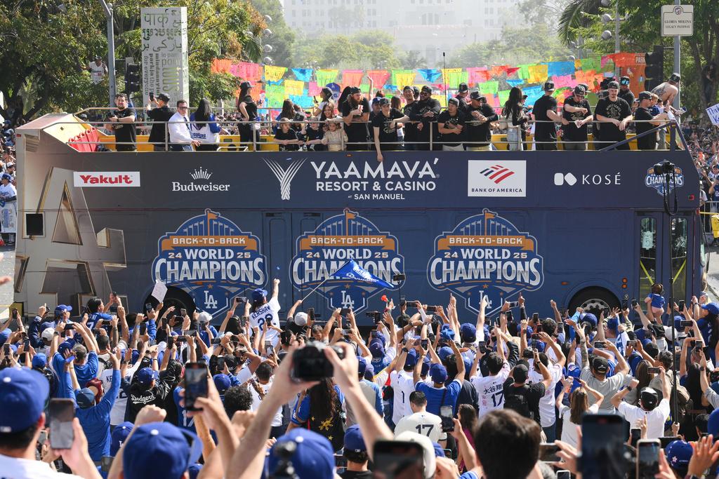 道奇衞冕世界冠軍後在洛杉磯舉行巡遊。(美聯社)