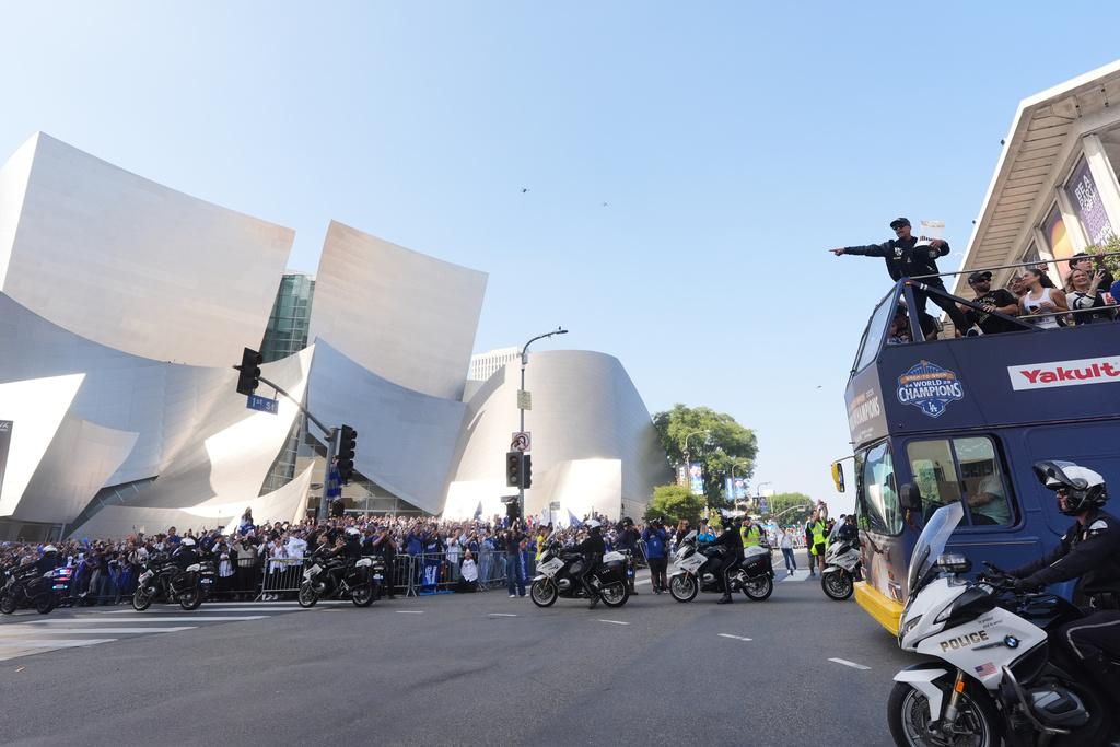 道奇衞冕世界冠軍後在洛杉磯舉行巡遊。(美聯社)