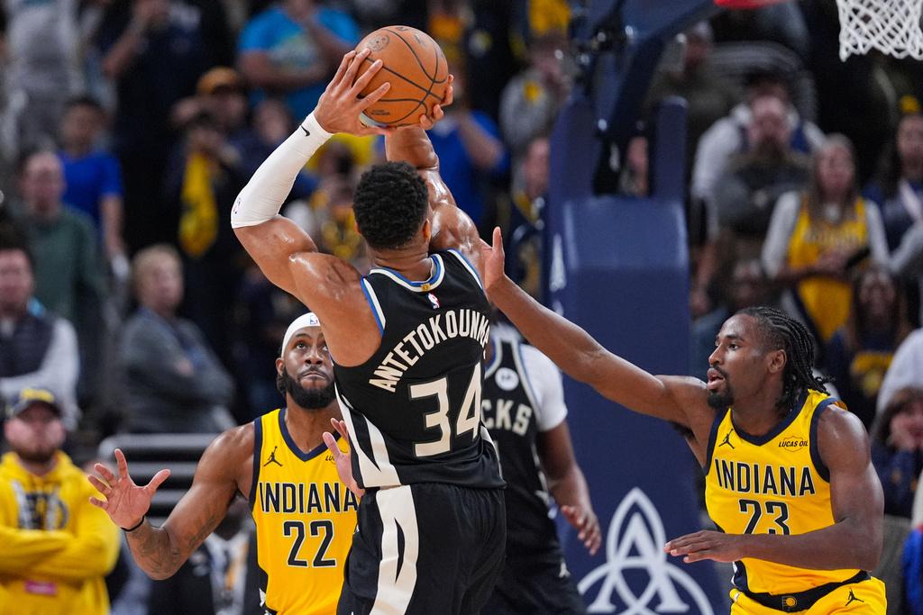 安迪杜甘普在最後0.6秒的跳投得手,為公鹿絕殺溜馬。(美聯社)