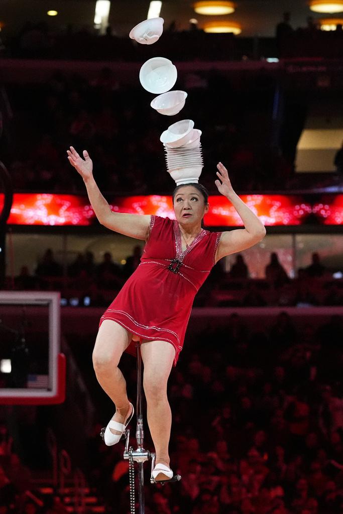 NBA|山西雜技大媽Red Panda牛蓉多年來主要在公牛主場表演。(美聯社)