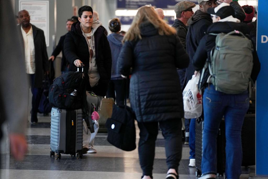 美國聯邦政府停擺,導致航班混亂,圖為旅客周一在芝加哥奧黑爾機場等候安檢。(美聯社)