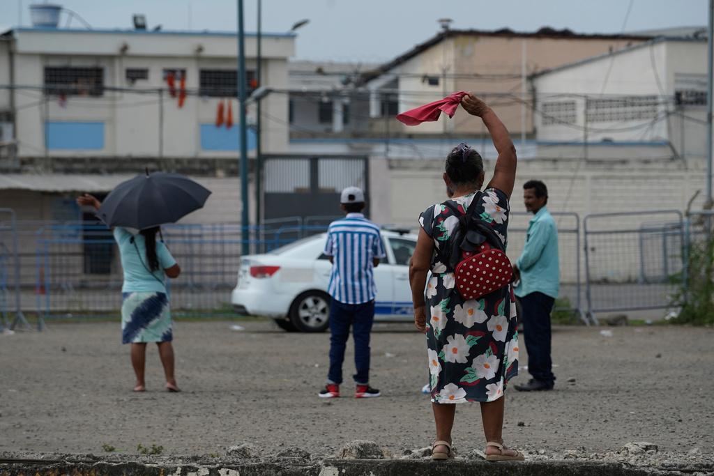 厄瓜多爾馬查拉(Machala)監獄日前暴動,有家屬在監獄外等待。(美聯社)