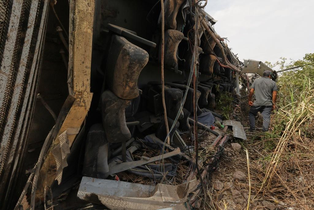 秘魯巴士撞車後墮落200米山谷。(美聯社)