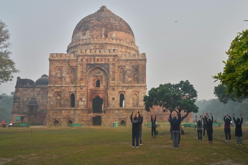 11月18日早上,印度新德里公園有人在霧霾中晨運。(美聯社)