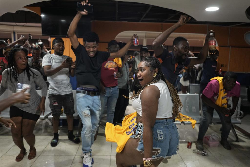 海地球迷在太子港慶祝球隊自1974年後,再度晉身世界盃決賽周。(美聯社)