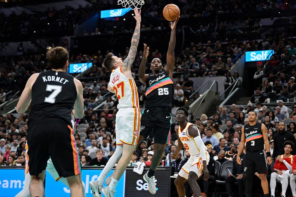 馬刺135:126擊敗鷹隊。(美聯社)